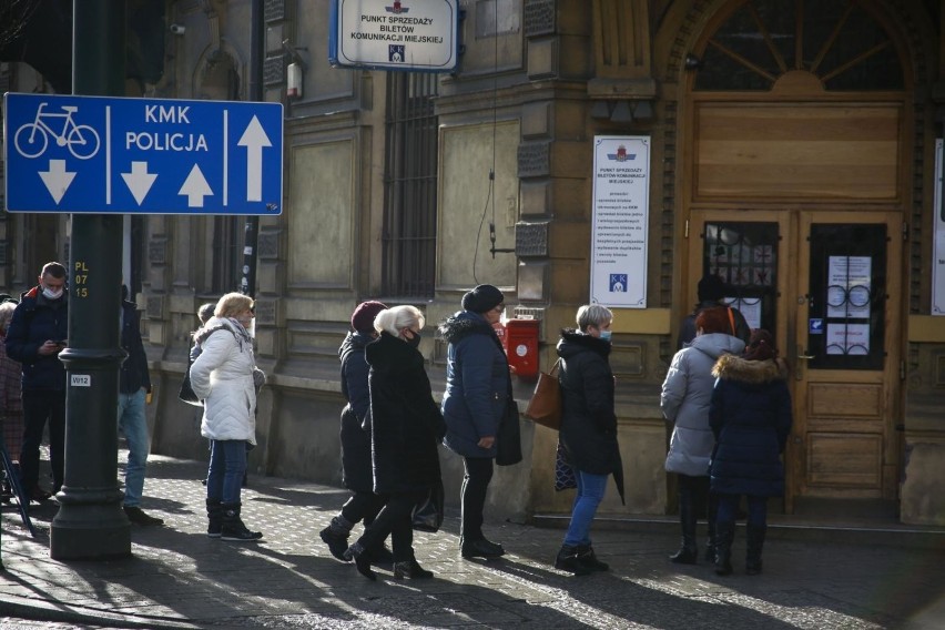 Kraków. Jedyny czynny Punkt Sprzedaży Biletów został zamknięty. U pracownika wykryto zakażenie koronawirusem