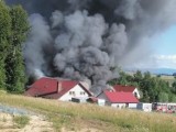 Wielki pożar w Łękawicy w gm. Stryszów. Pali się zakład stolarski. W akcji gaśniczej biorą udział 22 zastępy straży [ZDJĘCIA]
