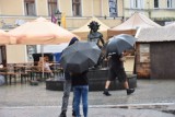 Deszcz zaskoczył uczestników Winobrania 2022. Jeden z zespołów koncert zaczynał bez publiki | ZDJĘCIA