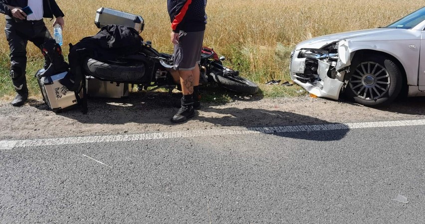 Wypadek w Skorzewie 11.08.2022. Samochód osobowy zderzył się z motocyklem