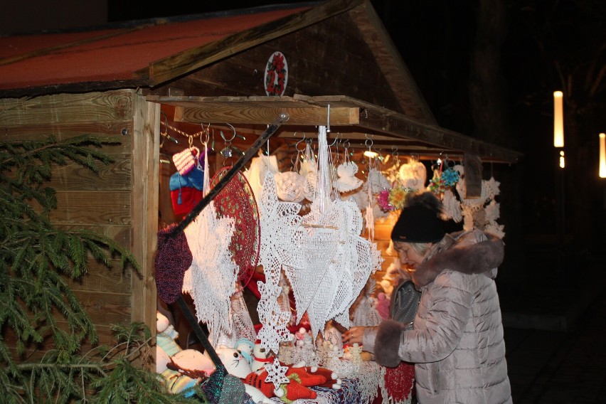 Jarmark Bożonarodzeniowy w Pile oficjalnie otwarty! Tłumy ludzi na placach: Staszica i Konstytucji 3 Maja