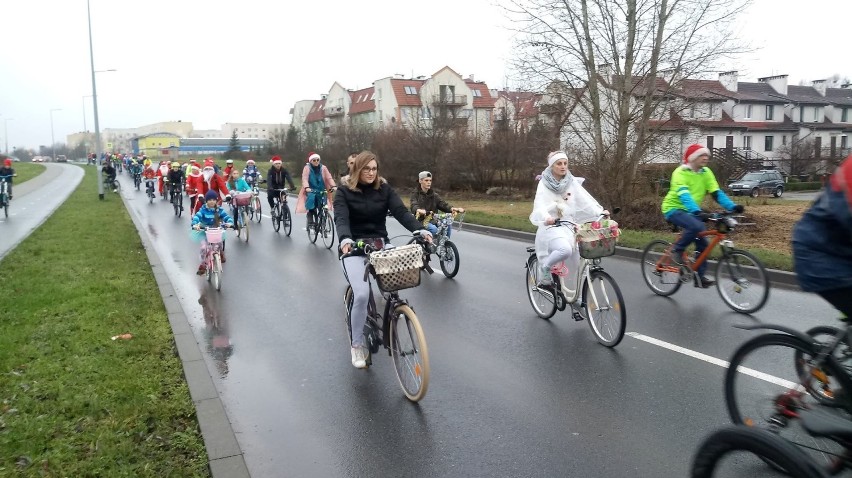 Z parku Górczyńskiego wyjechali właśnie rowerzyści, którzy...