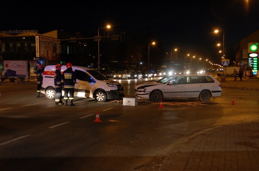 Tarnów. zderzenie dwóch aut w centrum miasta [ZDJĘCIA]