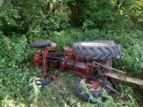 Wypadek traktorzysty na Mazowszu. Pijany staranował przystanek autobusowy i skończył w przydrożnym rowie