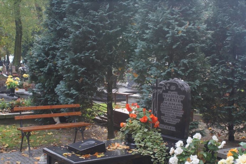 Cmentarz przy Sanktuarium Matki Bożej Księżnej Sieradzkiej w Charłupi Małej (ZDJĘCIA)