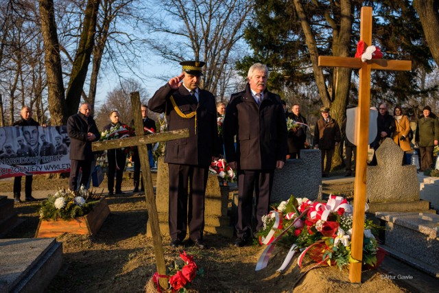 Uroczystości upamiętniające Żołnierzy Wyklętych na cmentarzu w dzielnicy Krzyż w Tarnowie, 26.02.2022