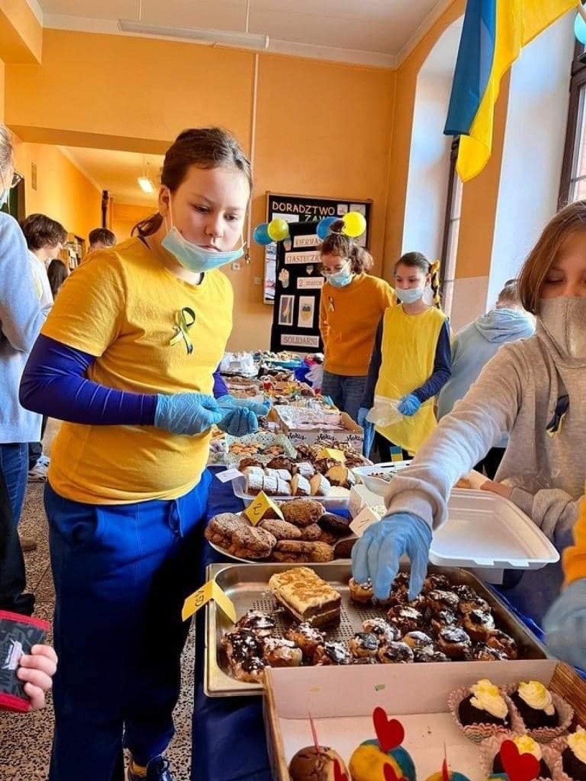 Uczniowie I LO w Toruniu są nie tylko solidarni w gestach z...