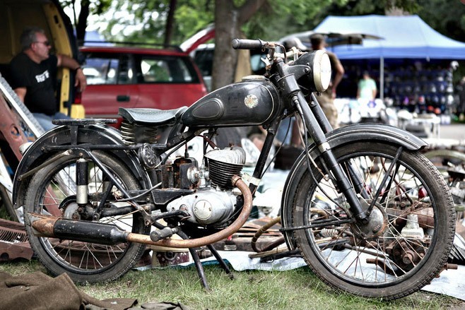 Na stadionie Startu można podziwiać stare motocykle i...