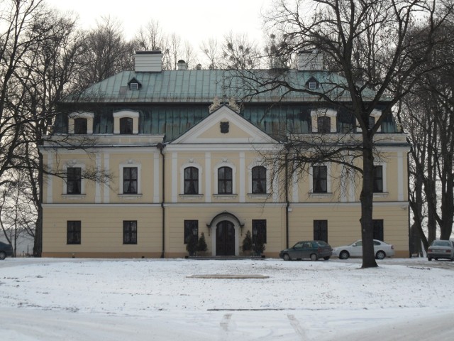 Pałac w Rybnej w zimowej scenerii