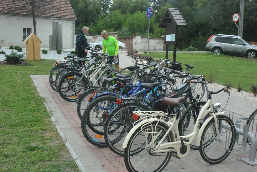 Ścieżka rowerowa Racot - Katarzynin - Choryń została oficjalnie otwarta. Samorządowcy i urzędnicy przejechali ją rowerami [ZDJĘCIA] 