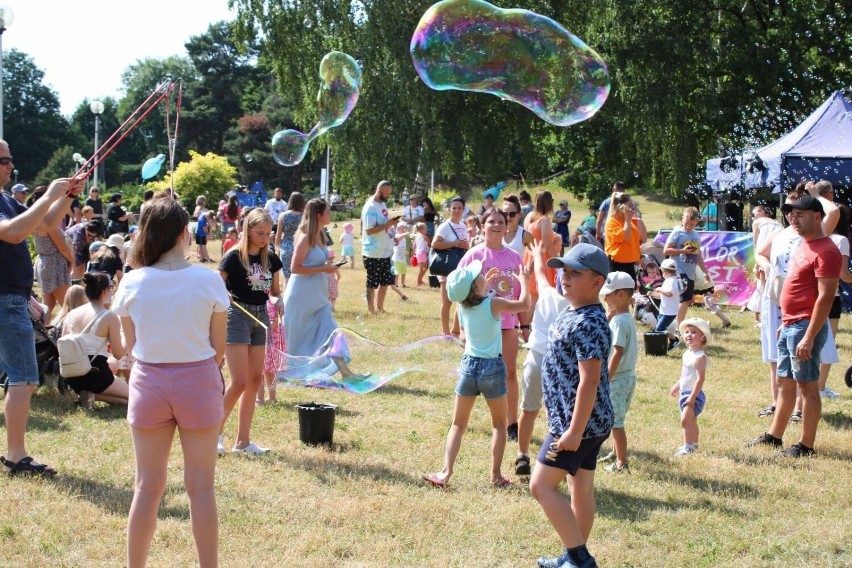 Mnóstwo dzieci i rodziców na Festiwalu Baniek Mydlanych w Starachowicach. Zobacz zdjęcia