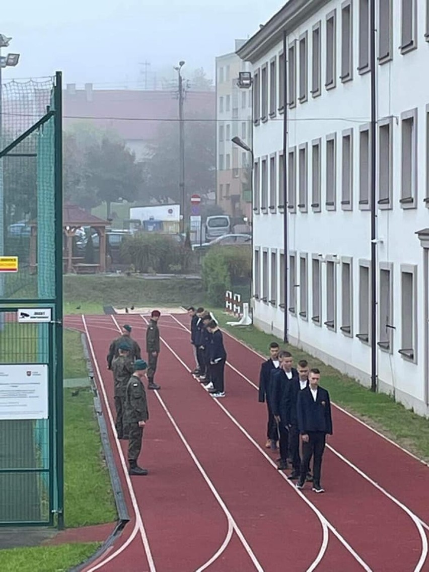 Uczniowie klasy wojskowej w II LO już po pierwszym szkoleniu ZDJĘCIA