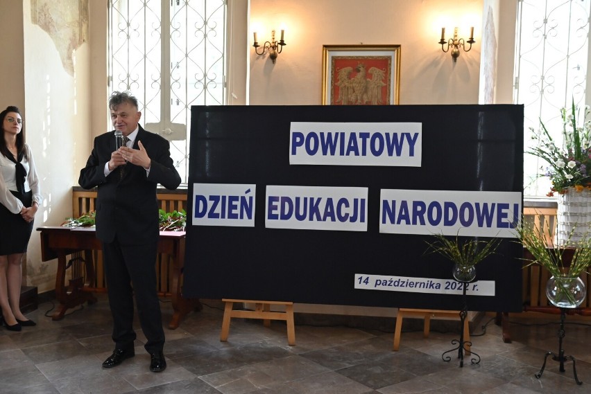 Starosta krasnostawski nagrodził nauczycieli oraz pracowników oświaty. Zobacz zdjęcia