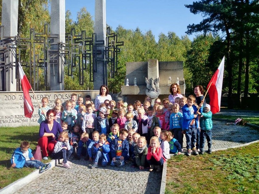 Wycieczka przedszkola z Pęczniewa do Glinna z historią w tle. Odbyła się w ramach projektu „Śladami Niepodległej” (zdjęcia)
