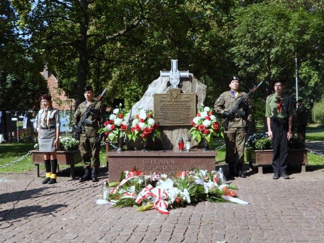 Uroczystości z okazji 80. rocznicy wybuchu II wojny światowej odbyły się przy pomniku Pamięci Weteranów II Wojny Światowej. Byli mieszkańcy, samorządowcy, delegacje związków kombatanckich, Związku Byłych Żołnierzy Zawodowych, Sybiraków RP, uczniowie i harcerze. To właśnie harcerze odśpiewali Rotę. Głos zabrał burmistrz Międzyrzecza Remigiusz Lorenz. Zebrani uczcili rocznicę minutą ciszy.

ZOBACZ FILM - OBCHODY ROCZNICY II WOJNY ŚWATOWEJ W WARSZAWIE
