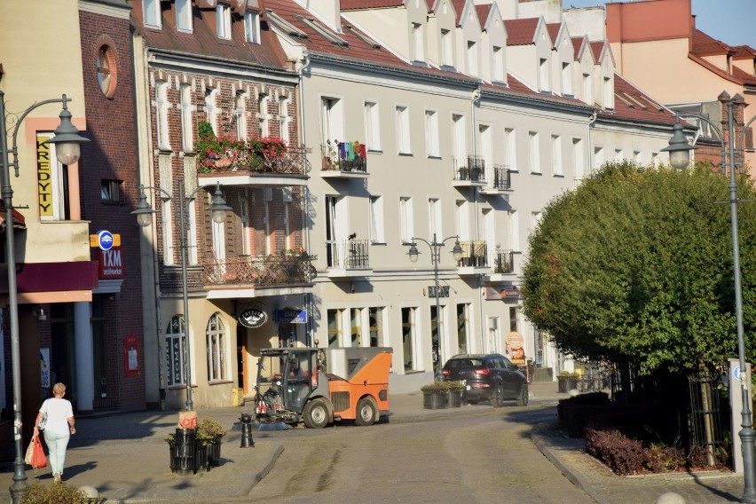 Malbork w obiektywie. Służby komunalne w akcji. Poranne sprzątanie ulicy Kościuszki [ZDJĘCIA]