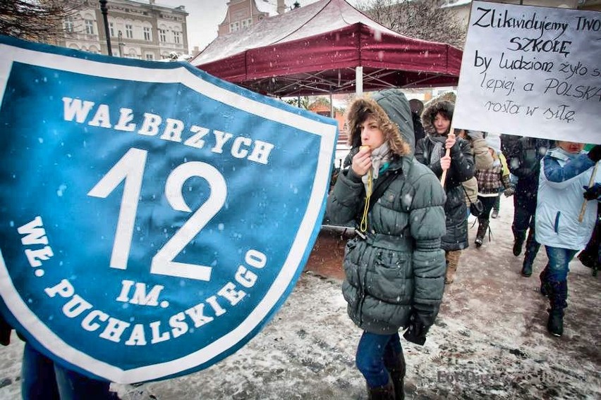 Demonstracja w obronie likwidowanych szkół na wigilii miejskiej w Wałbrzychu