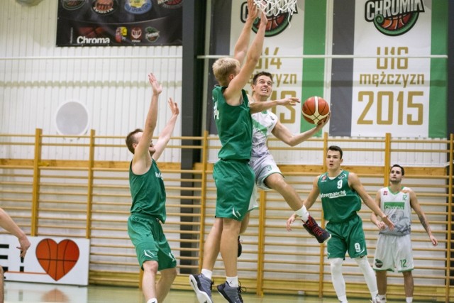 Koszykarze Chromy Żary pokonali zespół Intermarche II Zielona Góra 84:73.