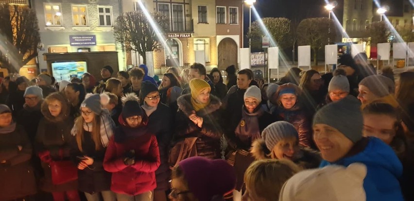 Światełko dla Nauczycieli na Starym Rynku w Pucku. Ze świeczek i zniczy ułożyli wielki wykrzyknik