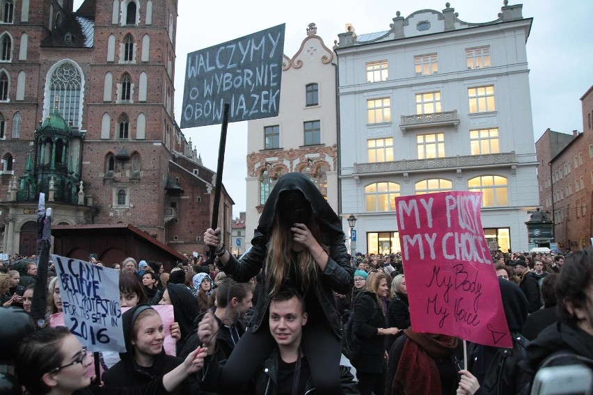 Czarny Protest w Krakowie [ZDJĘCIA, WIDEO]