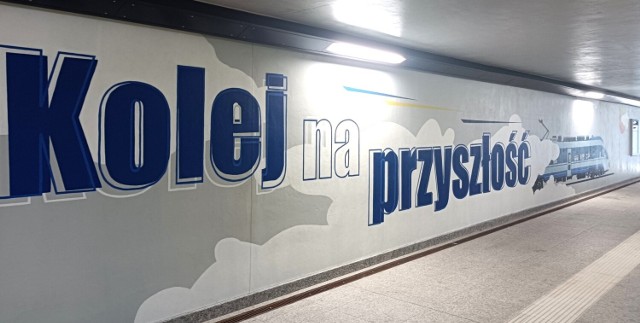Nowe przejście podziemne na zmodernizowanej stacji w Oświęcimiu ozdobił niezwykły mural