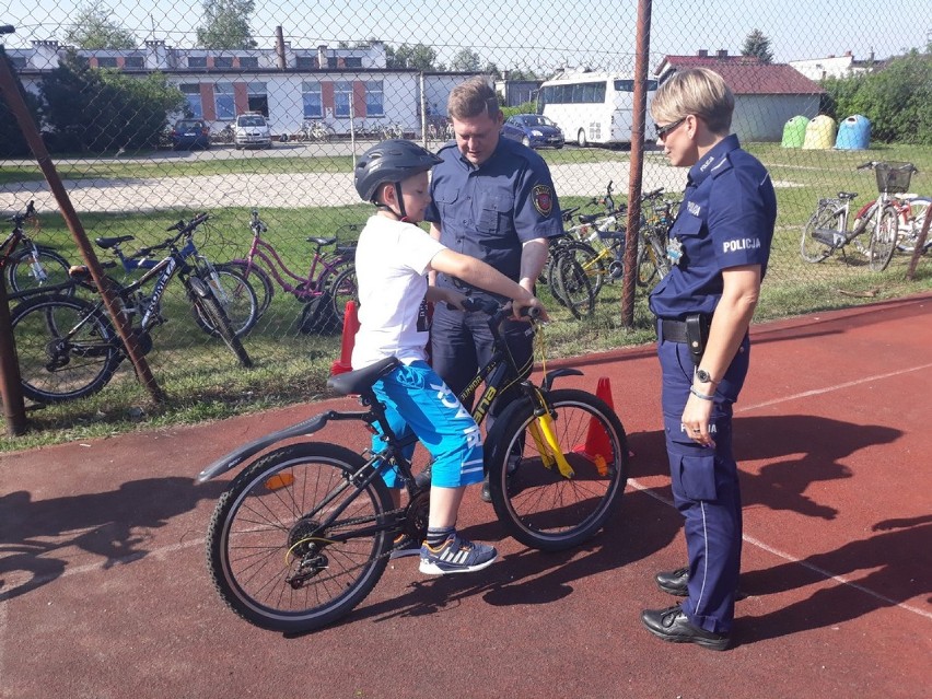 Policjanci z Aleksandrowa Kujawskiego wspólnie ze Strażą Graniczną brali udział w egzaminie na kartę rowerową [zdjęcia]