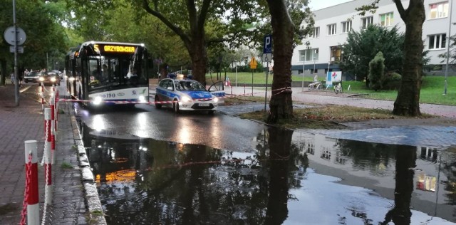 Burza przeszła także nad Kołobrzegiem. Efekt? Zalane ulice, na których studzienki nie nadążały z odbiorem deszczówki. Są to m.in. ul. Łopuskiego, Jagiellońska, Lotnicza. Na ul. Rzecznej zalane zostały piwnice, deszczówka zalała także suterenę przy ul. Brzozowej. Tutaj w jednym z bloków Kołobrzeskiej Spółdzielni Mieszkaniowej prowadzony był także remont dachu, zalana została klatka schodowa i mieszkanie. 

Zobacz także: Stare Bielice: Burza - pożar domu po uderzeniu pioruna

