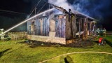 Pożar domu w Patoku w gminie Drużbice. Mężczyzna zabrany do szpitala