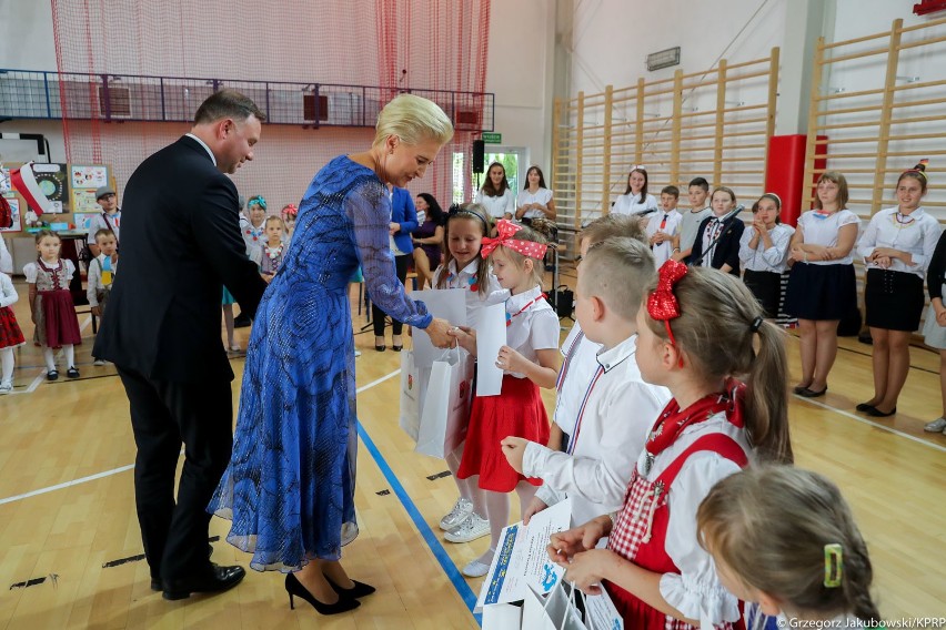Prezydencka para na Europejskim Dniu Języków w szkole w Pasierbcu