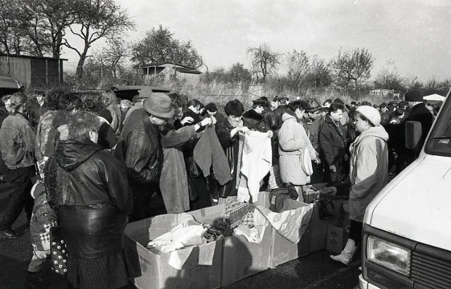 Jak wyglądał handel na niedzielnej giełdzie w Koszalinie i na miejskim targowisku w latach 90-tych ubiegłego wieku? Sprawdź na archiwalnych zdjęciach koszalińskiego fotografa Krzysztofa Sokołowa. 

Zobacz także Postęp prac na terenie amfiteatru w Koszalinie
