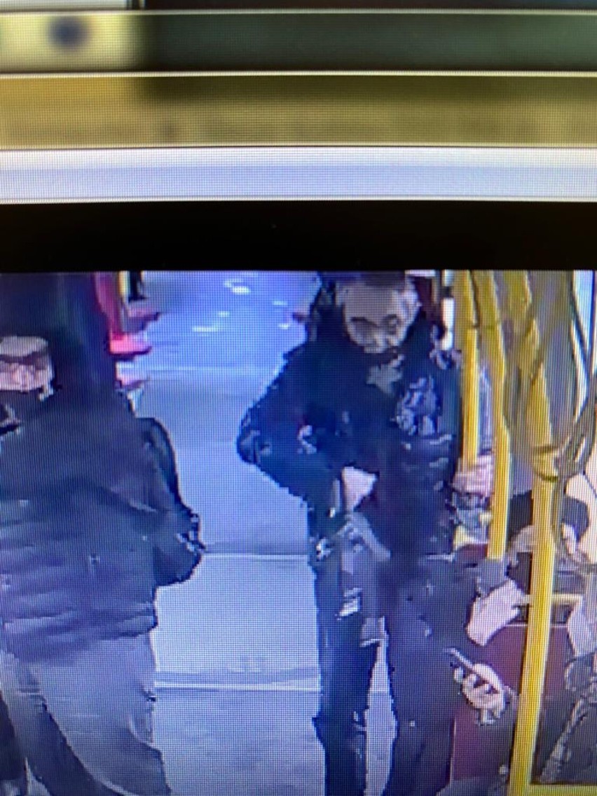 Kradzież w tramwaju. Policja poszukuje mężczyzn, którzy ukradli telefon o wartości prawie 2 tys. Tak działali złodzieje
