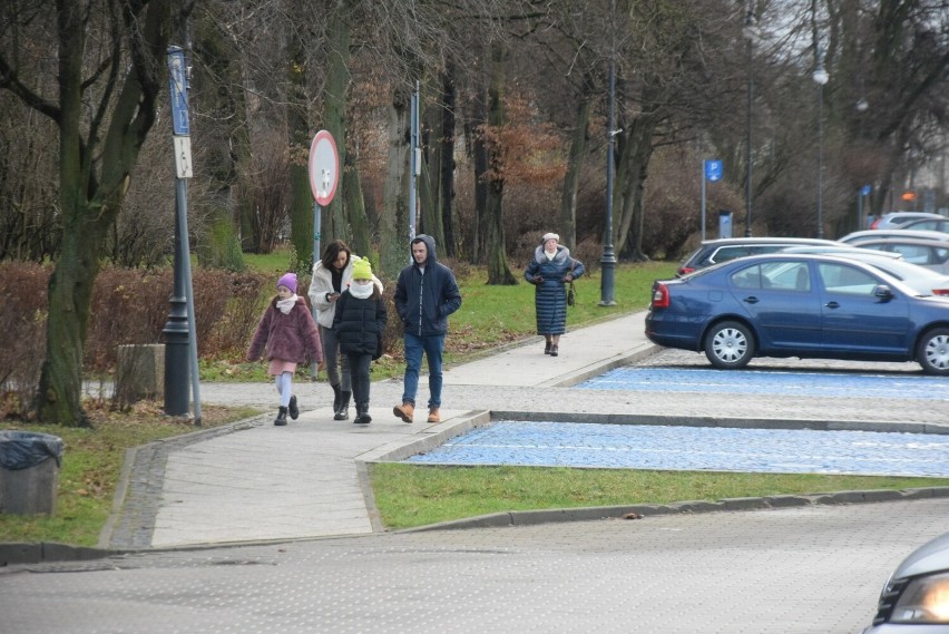 Świąteczne popołudnie w Radomiu. Zobacz spacerujących na deptaku, w Parku Kościuszki i na Borkach