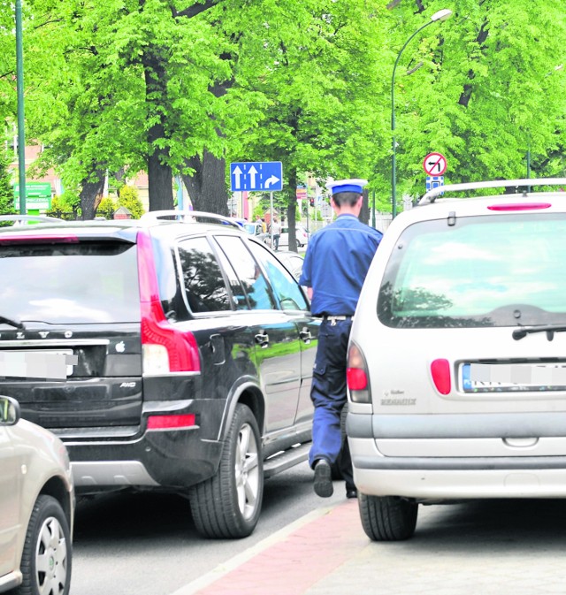 Dwunastu kierowców, którzy w Boże Ciało zaparkowali na ul. Batorego przy kościółku kolejowym dostało wezwania do Komendy Miejskiej Policji w Nowym Sączu po mandaty lub pouczenia