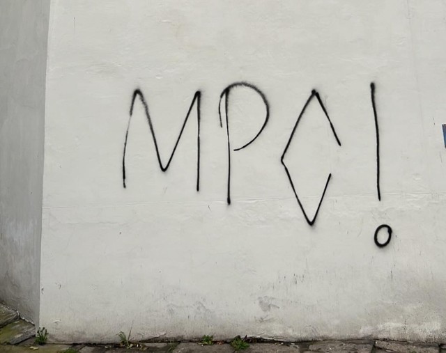 Mural historyczny pod koniec 2020 roku powstał na ścianie kamienicy przy ul. Smolki w Przemyślu. Nz. napis wykonany w ostatnich dniach.
