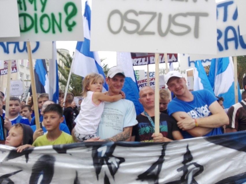 Manifestacja kibiców Ruchu Chorzów w sprawie nowego stadionu. Kibice przeszli ulicą Wolności pod Urząd Miasta [ZDJĘCIA + WIDEO]