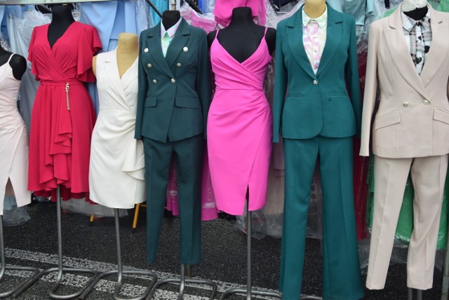 Niedzielne targowisko przy ulicy Dworaka w Rzeszowie cieszy się bardzo dużym zainteresowaniem. Można tam kupić mnóstwo ubrań w naprawdę atrakcyjnej cenie. Klientki szukają sukienek m.in. na wesele i modnych garniturów