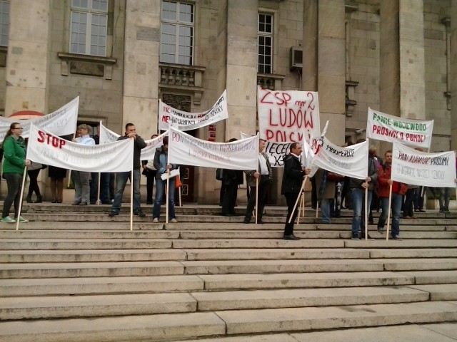 Strajk pod Urzędem Wojewódzkim we Wrocławiu !