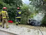W Przemyślu strażacy wyciągnęli z płonącego auta nieprzytomnego mężczyznę! [ZDJĘCIA]