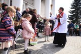 Wielkanoc 2023: W Wielką Sobotę mieszkańcy Poznania ruszyli do kościołów poświęcić pokarmy. Zobacz zdjęcia