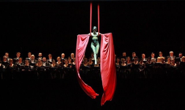 "Carmina Burana" w inscenizacji Opery Krakowskiej to nie tylko śpiew i choreografia, ale również powietrzne akrobacje