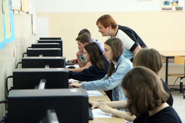 W Bydgoszczy oferty pracy dla nauczycieli są, ale chociaż wielu dyrektorów zamieściło ogłoszenia o naborze, to o chętnych trudno.