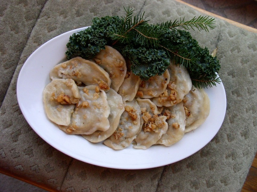 Pierogi 

W zależności od rodzaju czyli farszu mają w 100 gr...