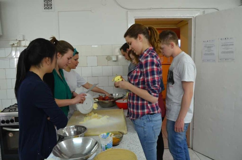 Młodzież z  Silvolde na warsztatach kulinarnych w Zespole...