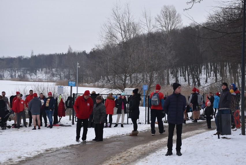 Królewskie Morsy Gniezno w przeraźliwie zimnej kąpieli! Byli też morsujący po raz pierwszy… [FOTO]