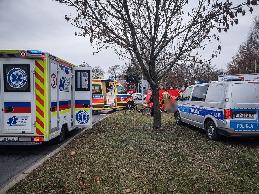 Mężczyzna zmarł na chodniku obok ronda  Sybiraków w Lesznie. Reanimacja niestety się nie udała. Policja ustala okoliczności tragedii