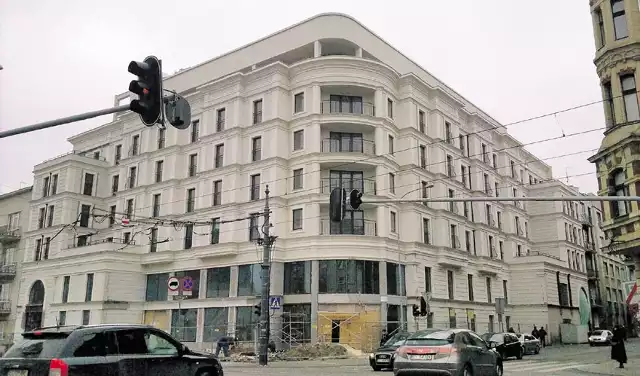 Budowa hotelu na rogu ul. Piotrkowskiej i ul. Radwańskiej ciągnie się od 1995 r. Obecny inwestor zapowiada, że otworzy go na pewno w maju br.
