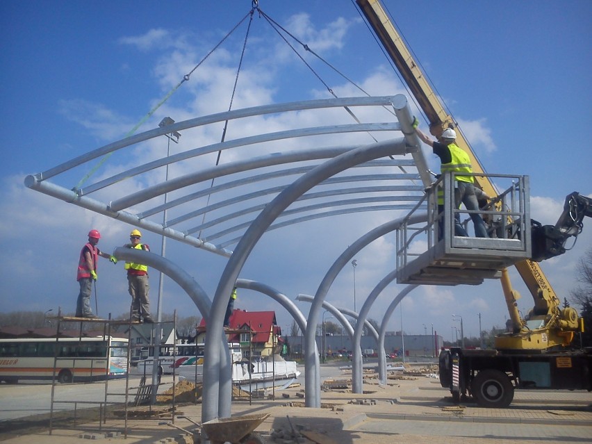 Nowy dworzec PKS w Wieluniu. Stawiają wiatę [FOTO]