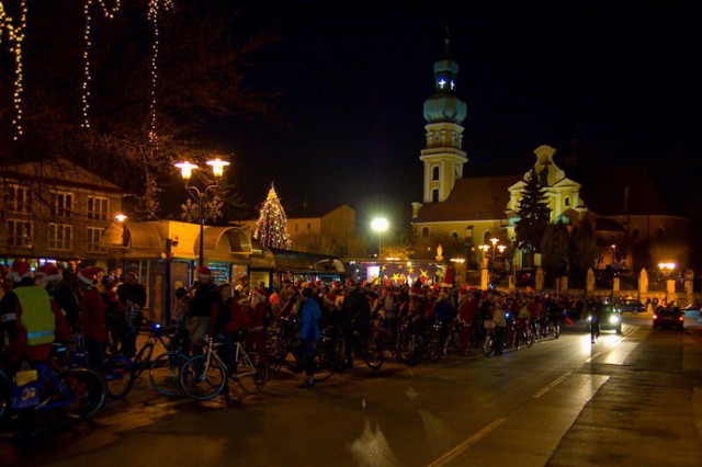 Parada Mikołaj&oacute;w na Rowerach przy Rynku w Tychach