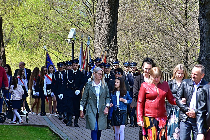 Łużna. Obchody 231. rocznicy uchwalenia Konstytucji 3 Maja. Na scenie dzieci i zespoły regionalne