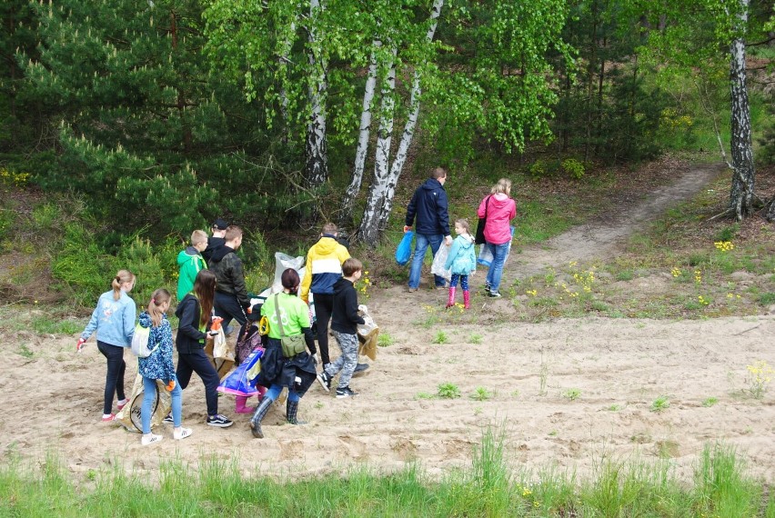 Grupa Leszy Bełchatów posprzątali lasy na Zamościu